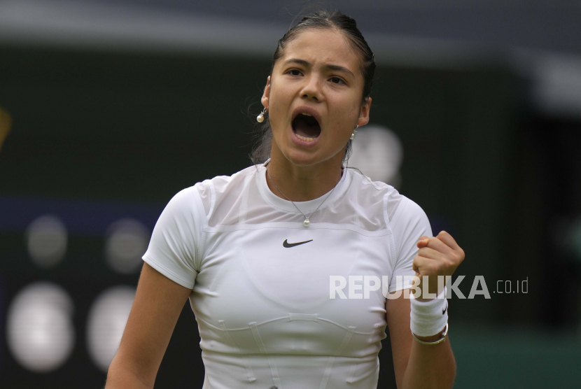 Emma Raducanu dari Inggris merayakan kemenangannya atas petenis Prancis Caroline Garcia dalam pertandingan tenis tunggal melawan pada hari ketiga kejuaraan tenis Wimbledon di London, Rabu, 29 Juni 2022.
