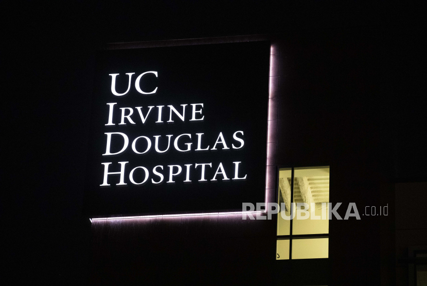  Sebuah gambar menunjukkan tanda UCI Health Douglas Hospital tempat Mantan Presiden AS Bill Clinton dirawat di rumah sakit karena infeksi di Orange, California, AS, 14 Oktober 2021.