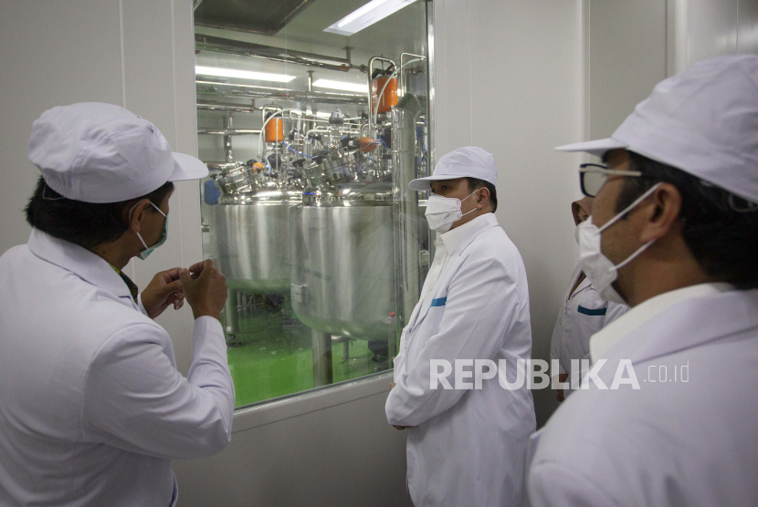 Menteri Badan Usaha Milik Negara (BUMN) Erick Thohir (tengah) saat meninjau fasilitas produksi vaksin COVID-19 di kantor Bio Farma, Bandung, Jawa Barat, Selasa (4/8/2020). Menteri BUMN Erick Thohir menyatakan PT Bio Farma (Persero) telah mampu memproduksi vaksin COVID-19 dengan kapasitas 100 juta vaksin. ANTARA FOTO/Dhemas Reviyanto/hp.