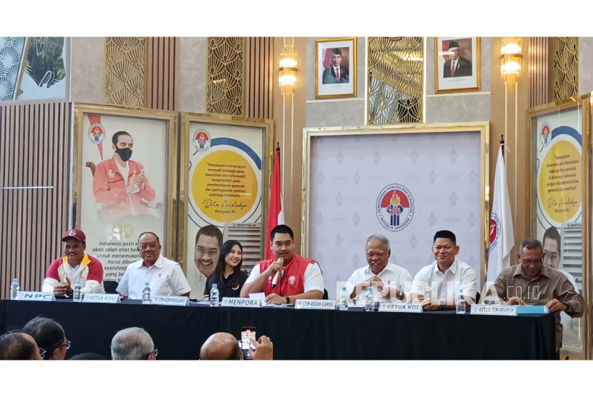 Menpora Dito Ariotedjo, Cdm Asian Games Basuki Hadimuljono, Ketua KOI Raja Sapta Oktohari dalam jumpa pers pengumuman jumlah atlet Asian Games dan Asian Para Games 2023, di Media Center Kemenpora, Jakarta, Jumat (1/9/2023). 