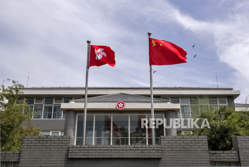 Bendera nasional Tiongkok dan bendera Hong Kong berkibar di gedung kantor Daerah Administratif Khusus Hong Kong di Beijing, Selasa, 30 Juni 2020 (ilustrasi). Perwakilan Hong Kong Trade Development Council (HKTDC) berkunjung ke Kota Bandung, Jawa Barat, untuk bertemu pemerintah daerah dan para pelaku usaha termasuk UMKM. 