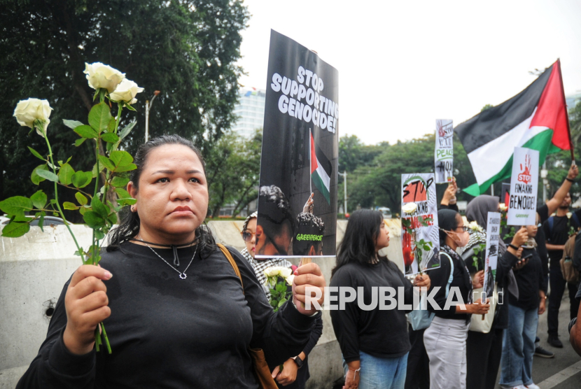 Aktivis Greenpeace menggelar aksi damai di depan Kedutaan Besar Amerika Serikat, Jakarta, Kamis (19/6/2025). Aksi  tersebut sebagai bentuk solidaritas terhadap warga sipil Gaza yang terus menjadi korban dalam krisis kemanusiaan yang paling parah di abad ini. Dalam aksi bertajuk Stop Genocide, Peace Now ini menyerukan penghentian segera perang dan kekerasan terhadap warga sipil, serta mendesak dibukanya akses penuh bagi bantuan kemanusiaan yang selama ini dibatasi. Seruan ini menjadi bagian dari gelombang suara global yang menuntut perdamaian dan perlindungan hak asasi manusia bagi warga sipil di Gaza.