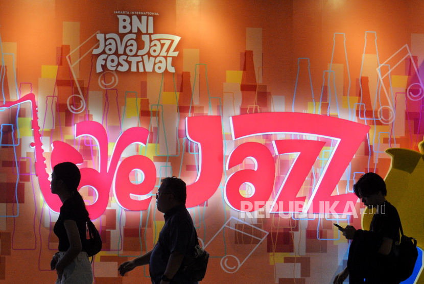 Pengunjung saat menghadiri gelaran BNI Java Jazz Festival 2024 di Jiexpo Kemayoran, Jakarta, Jumat (24/5/2024). BNI Java Jazz Festival 2024 kembali di gelar selama 3 hari mulai hari ini Jumat (24/5) hingga Ahad (26/5) dengan menyajikan ratusan penampilan dari artis dan musisi jazz dalam negeri hingga internasional.