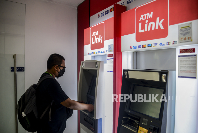 Nasabah melakukan transkasi melalui mesin Anjungan Tunai Mandiri (ATM) Link di Jakarta, Ahad (23/5). Mulai 1 Juni 2021, bagi nasabah bank BUMN yaitu Bank Mandiri, BNI, BRI, dan BTN yang melakukan transaksi di ATM Link akan dikenakan biaya untuk cek saldo dan tarik tunai. Kebijakan ini dilakukan untuk mendukung GNNT (Gerakan Nasional Non Tunai) dengan tarif yang diberlakukan pada transaksi cek saldo dari Rp0 menjadi Rp2.500 dan tarik tunai dari Rp0 menjadi Rp5.000. Sementara itu untuk transfer sesama bank BUMN tetap Rp4.000. Republika/Putra M. Akbar