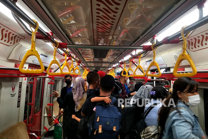 Antrean penumpang keluar KRL commuter line Solo-Jogja di Stasiun Yogyakarta, Ahad (22/1/2023). 