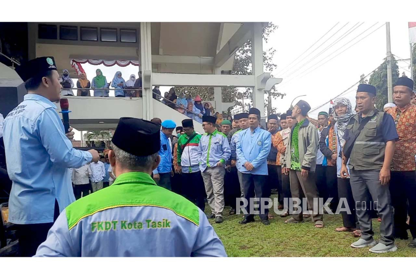 Ribuan guru madrasah diniyah melakukan aksi di halaman Gedung DPRD Kota Tasikmalaya, Jawa Barat, Senin (31/7/2023). 