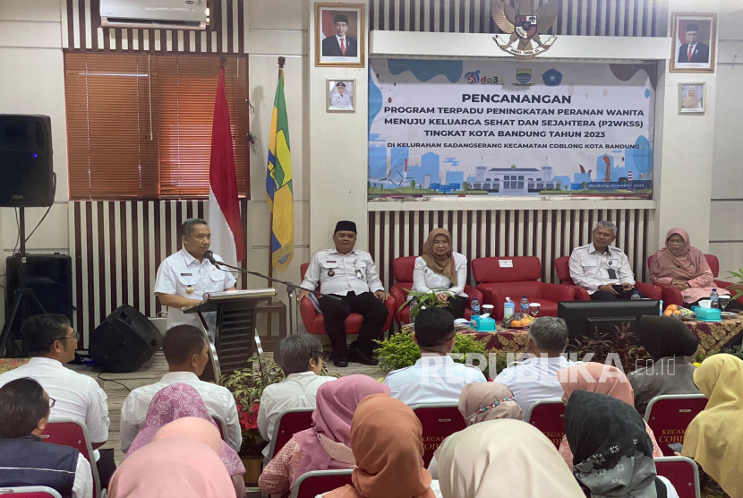 Wali Kota Bandung Yana Mulyana memberikan sambutan saat pencanangan program Peningkatan Peranan Wanita menuju Keluarga Sehat Sejahtera (P2WKSS) di Kantor Kecamatan Coblong, Kota Bandung, Jawa Barat, Rabu (1/3/2023). 