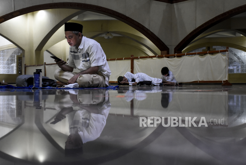 Umat muslim membaca Alquran saat beritikaf pada sepuluh malam terakhir Ramadhan 1442 H di Masjid Pusdai, Kota Bandung, Senin (3/5) dini hari. Pada 10 hari menjelang berakhirnya bulan Ramadhan, umat muslim melakukan Itikaf untuk meraih malam kemuliaan (Lailatul Qadar) dengan membaca Alquran, Shalat Tahajud (malam) dan berzikir. Foto: Republika/Abdan Syakura