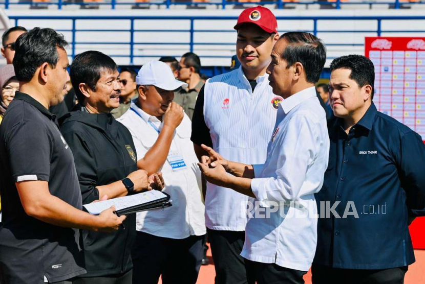 Presiden Jokowi saat meninjau Stadion Si Jalak Harupat dan melihat proses seleksi timnas Indonesia U-17, Rabu (12/7/2023).