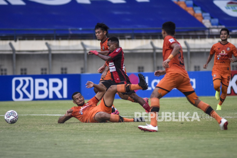 Gelandang Persipura Jayapura Todd Rivaldo Albert Ferre (kedua kiri) mendapatkan hukuman denda Rp 50 juta dan larangan bermain setahun dari Komite Disiplin PSSI. Hukuman larangan bermain setahun juga diberikan kepada Hugo Samir, anak Jacksen F Tiago.. Foto: Republika/Abdan Syakura