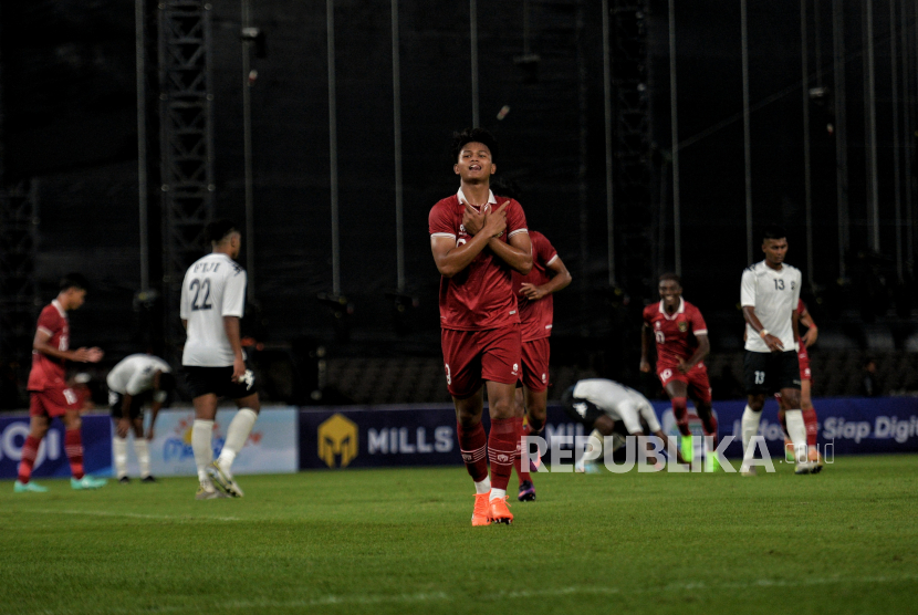 Pemain Timnas Indonesia Hokky Caraka Bintang melakukan selebrasi usai berhasil memasukan bola ke gawang Timnas Fiji dalam laga Ujicoba International Friendly Match U20 di Stadion Utama Gelora Bung Karno (SUGBK), Jakarta, Jumat (17/2/2023). Timnas Indonesia berhasil menang melawan Timnas Fiji dengan skor 4-0. Gol Timnas Indonesia dihasilkan oleh Arkhan Fikri pada menit ke-35, Kakang Rudianto menit ke-49 , Resa Aditya menit ke-60 dan Hokky Caraka menit ke-86. Pertandingan teraebut berlangsung keras, hingga wasit Thoriq Alkatiri mengeluarkan tiga kartu merah untuk pemain Timnas Fiji dan satu kartu merah untuk pemain Timnas Indonesia.