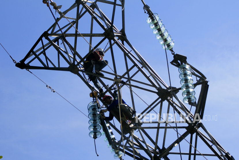 Petugas sedang memasang jaringan listrik di tower 19 di Desa Tuanfeu, Kabupaten Kupang, Provinsi NTT, Selasa (13/4/2021). 