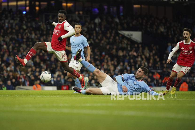 Bek Manchester City Ruben Dias saat menekel pemain ARsenal Eddie Nketiah.