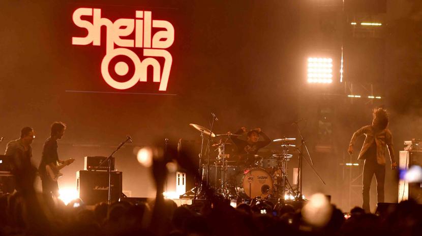 Grup Sheila On 7 beraksi membawakan  sejumlah lagu hit nya saat tampil pada  hari kedua Synchronize Fest 2018 di Gambir Expo, Kemayoran, Jakarta