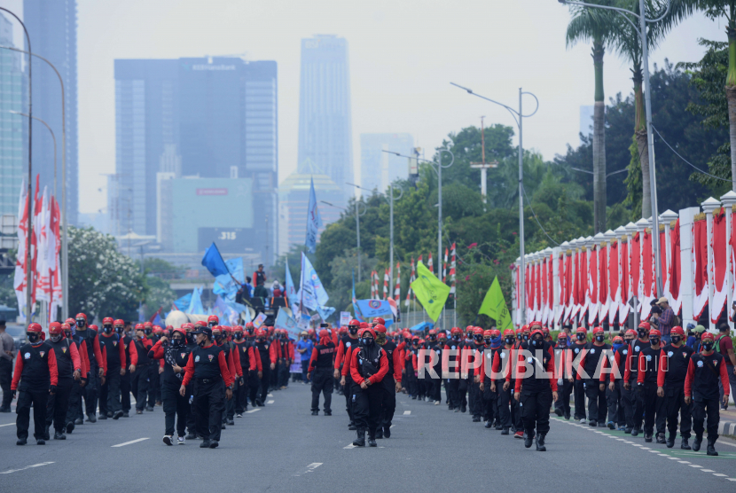 Sejunlah buruh mengikuti aksi unjuk rasa di depan gedung DPR, Jakarta, Rabu (10/8/2022). Dalam aksi tersebut mereka menuntut pemerintah untuk menghapus Omnibus law. Republika/Putra M. Akbar