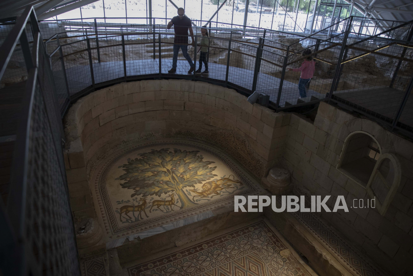 Pengunjung menjelajahi situs mosaik abad ke-7 seluas 827 meter persegi (8900 kaki persegi) yang dibuka untuk umum, di situs arkeologi Islam Istana Hisham, utara kota Jericho, Tepi Barat, Kamis, 28 Oktober 2021 