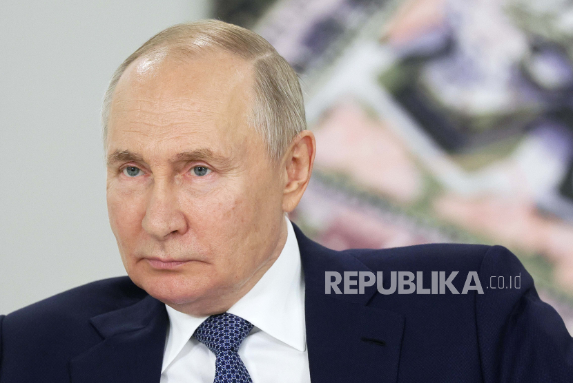 Presiden Rusia Vladimir Putin mengatakan, Amerika Serikat (AS) sedang berusaha untuk memaksakan hegemoninya yang sedang runtuh di seluruh dunia.