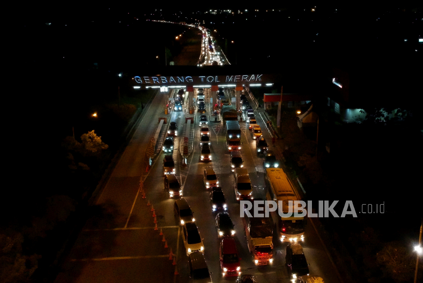 Foto aerial deretan kendaraan yang didominasi pemudik terjebak kemacetan di Gerbang Tol Merak,  Banten, Kamis (28/4/2022). pada H-4 Hari Raya Idul Fitri 1443 Hijriah, volume kendaraan di gerbang Tol Merak menuju Pelabuhan Merak mengalami kenaikan signifikan yang berdampak pada kemacetan sepanjang 6 kilometer yang disebabkan sistem buka tutup di Jalan Cikuasa Atas, Pulomerak, Cilegon. Republika/Thoudy Badai