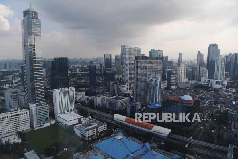 Suasana gedung bertingkat perkantoran di Jakarta. Bank Dunia baru saja menetapkan Indonesia sebagai negara berpendapatan kelas menengah ke bawah (lower-middle income). (ilustrasi)