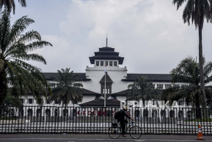 Jabar Kembali Usulkan Tiga Pemekaran Daerah. Foto: Seorang warga mengendarai sepeda melintas di depan Gedung Sate yang ditutup sementara di Jalan Diponegoro, Kota Bandung, Kamis (3/6). Sebanyak 32 Aparatur Sipil Negara (ASN) di Gedung Sate atau Kantor Gubernur Jawa Barat terkonfirmasi positif Covid-19 sehingga selama tujuh hari Gedung Sate ditutup untuk publik dan aktivitas ASN serta non pegawai untuk sementara bekerja dari rumah. Foto: Republika/Abdan Syakura