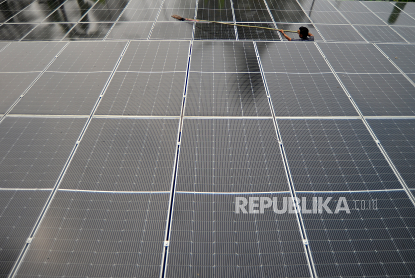 Petugas membersihkan panel surya Pembangkit Listrik Tenaga Surya (PLTS) yang dikembangkan anak usaha MIND ID di Desa Karang Raja, Muara Enim, Sumatera Selatan, Kamis (19/10/2023). 