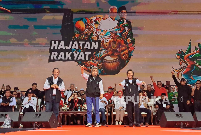 Para personel grup musik Bimbo memberikan dukungan terhadap paslon Ganjar Pranowo-Mahfud MD di acara Hajatan Rakyat, Lapangan Tegallega, Kota Bandung, Ahad (21/1/2024). 