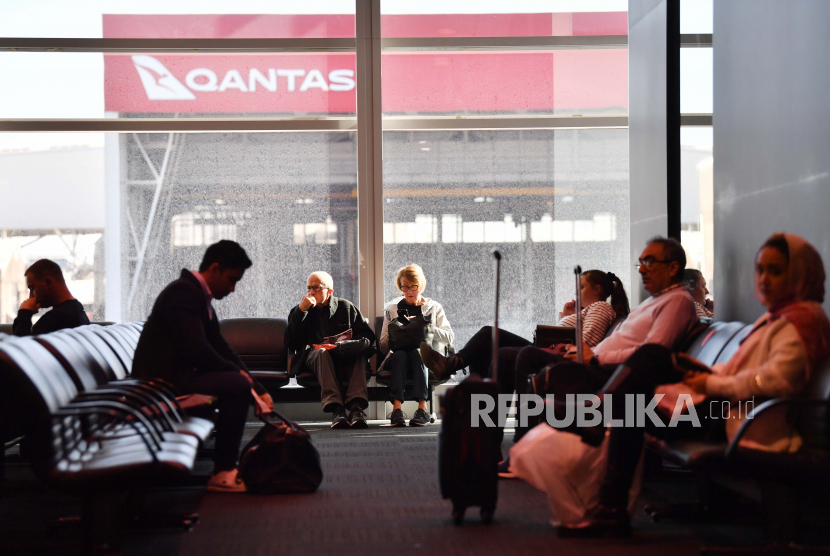 Penumpang menunggu untuk berangkat dengan penerbangan Qantas tujuan Sydney dan Adelaide. Dua pelancong yang mendarat di Sydney dan positif Omicron sempat transit di Singapura. Ilustrasi.