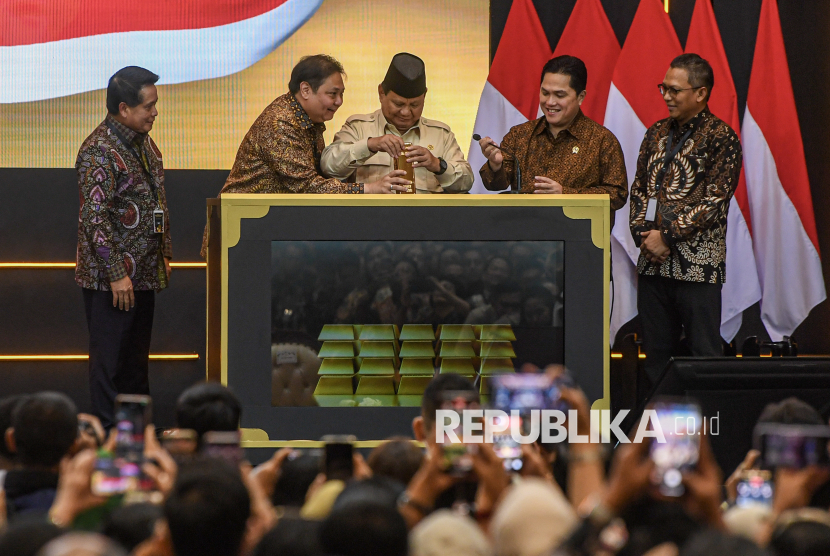 Presiden Prabowo Subianto (tengah) didampingi Menteri Koordinator Bidang Perekonomian Airlangga Hartarto (kedua kiri), Menteri BUMN Erick Thohir (kedua kanan), Dirut Pegadaian Damar Latri Setiawan (kanan), dan Dirut Bank Syariah Indonesia Hery Gunardi (kiri) memasukkan emas batangan saat meresmikan Layanan Bank Emas Pegadaian dan Bank Syariah Indonesia di The Gade Tower, Jakarta, Rabu (26/2/2025). Dalam peresmian itu, Presiden Prabowo mengatakan dengan adanya bank emas menjadi langkah mendukung hilirisasi dalam Astacita yang dicanangkan pemerintah sehingga akan meningkatkan produk domestik bruto Indonesia hingga Rp245 triliun, membuka 1,8 juta lapangan kerja baru, dan memperluas devisa. 