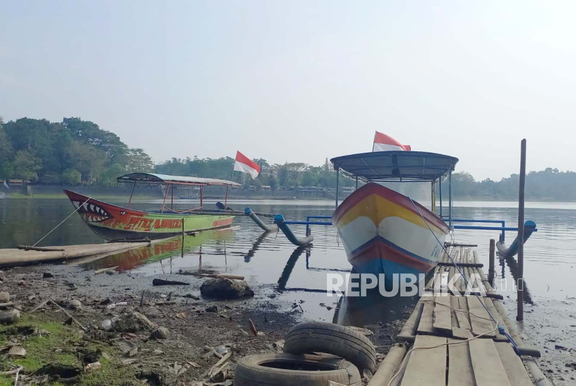 Perahu wisata saat air surut di Situ Gede, Kecamatan Mangkubumi, Kota Tasikmalaya, Jawa Barat, Jumat (8/9/2023).