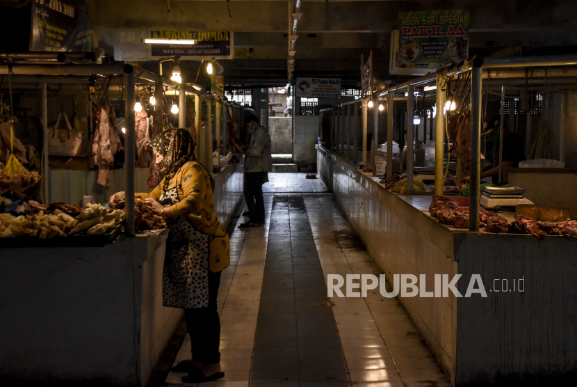 Pedagang beraktivitas di kiosnya di Pasar Kosambi, Jalan Jendral Ahmad Yani, Kota Bandung, Kamis (4/2). Kementerian Kesehatan (Kemenkes) menyatakan bakal menyasar para pedagang pasar dalam proses vaksinasi Covid-19 tahap dua yang ditargetkan kepada kelompok masyarakat pelayanan publik dan rencananya akan dimulai pada akhir Februari 2021. Foto: Abdan Syakura/Republika