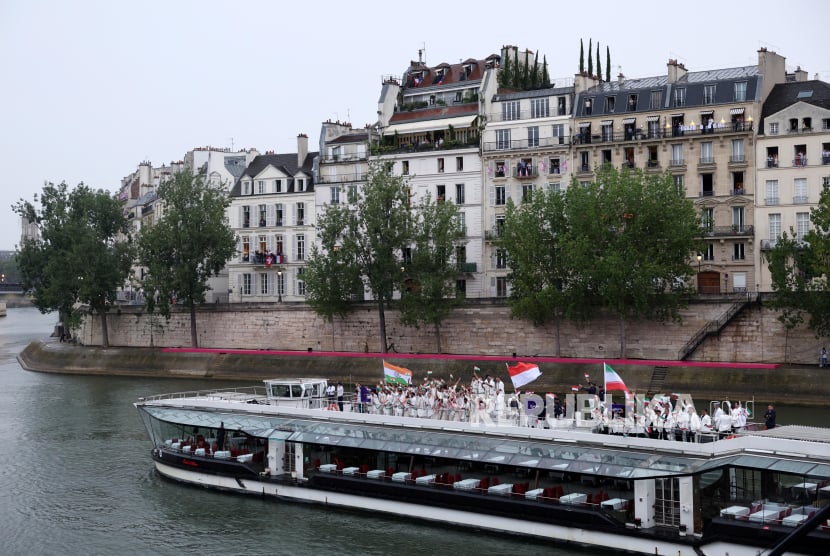 Kontingen Indonesia mengikuti defile dengan menaiki kapal menyusuri Sungai Seine saat pembukaan Olimpiade Paris 2024 di Paris, Prancis, Jumat (26/7/2024). 