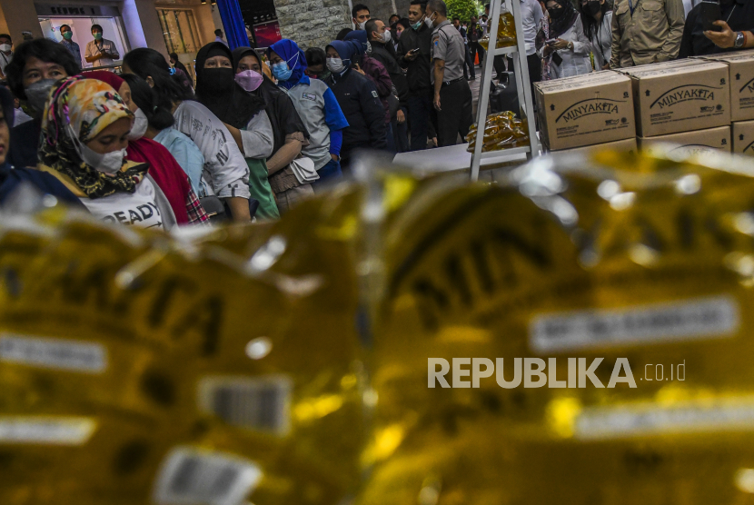 Sejumlah warga mengantre untuk membeli minyak goreng kemasan saat peluncuran minyak goreng kemasan rakyat (MinyaKita) di kantor Kementerian Perdagangan, Jakarta, beberapa waktu lalu.