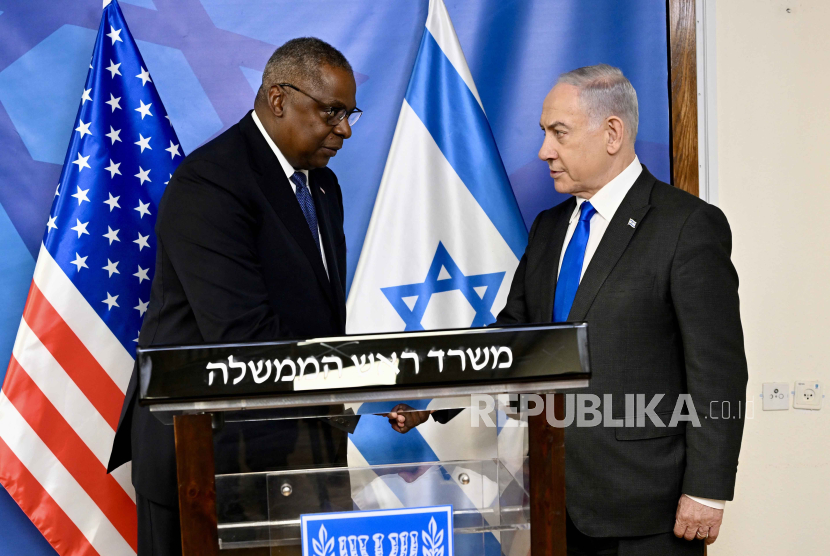 Menteri Pertahanan AS Lloyd Austin (kiri) bertemu Perdana Menteri Israel Benjamin Netanyahu (kanan), di pangkalan militer Kirya di Tel Aviv, Israel, (18/12/2023).
