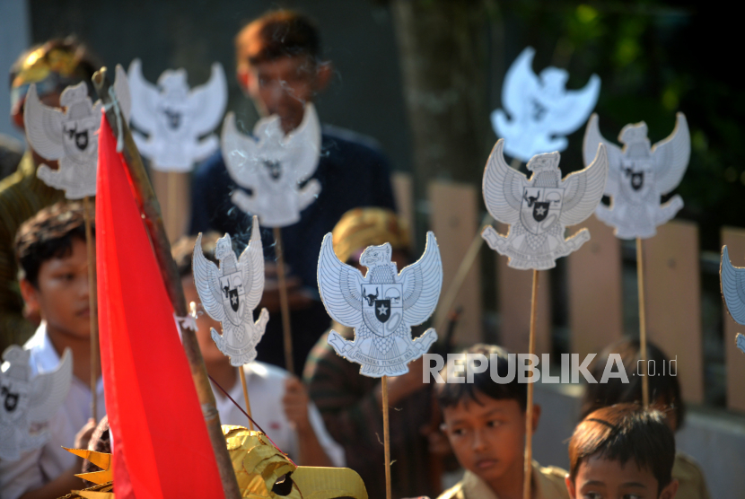 Warga mengikuti Kirab Garuda memperingati Hari Lahir Pancasila di Pedukuhan Kanutan, Bambanglipuro, Bantul, Yogyakarta, Kamis (1/6/2023).