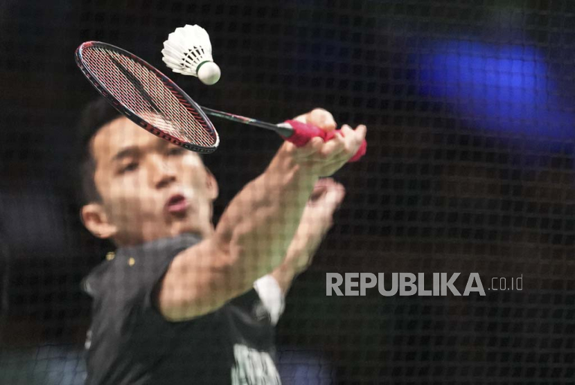 Jonatan Christie dari Indonesia beraksi melawan Tien Chen Chou dari Taiwan pada pertandingan tunggal putra Denmark Open bulu tangkis di Jyske Bank Arena di Odense, Denmark, Rabu, (18/10/2023).