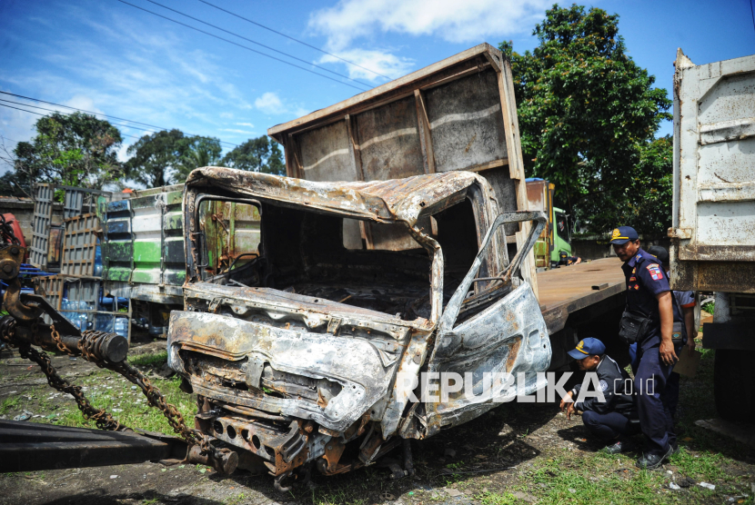 Petugas memeriksa kendaraan yang hancur akibat kecelakan beruntun di Gerbang Tol Ciawi 2 arah Jakarta , di Pos Kantor PJR Ciawi, Bogor, Jawa Barat, Rabu (5/2/2025). Saat ini kendaraan yang rusak dan terbakar karena kecelakaan tersebut berada di kantor PJR Ciawi. Ada 6 kendaraan yang terlibat dalam kecelakaan maut tersebut. Dalam kecelakaan tersebut dilaporkan tiga kendaraan hancur terbakar dan tiga kendaraan lainnya mengalami kerusakan.