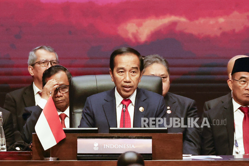  Indonesian President Joko Widodo (C) delivers remarks during a plenary session of the 43rd Association of Southeast Asian Nations (ASEAN) Summit in Jakarta, Indonesia, 05 September 2023. Indonesia will host the 43rd ASEAN Summit and related summits on 05 to 07 September 2023.  