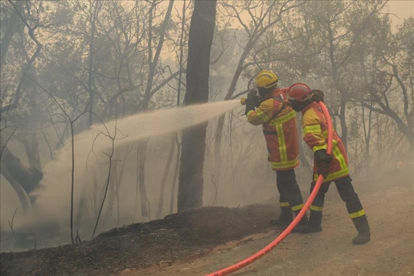 Kebakaran hutan yang terjadi sejak pekan lalu di wilayah Var, Prancis Selatan, belum padam, meskipun telah berhasil dikendalikan.