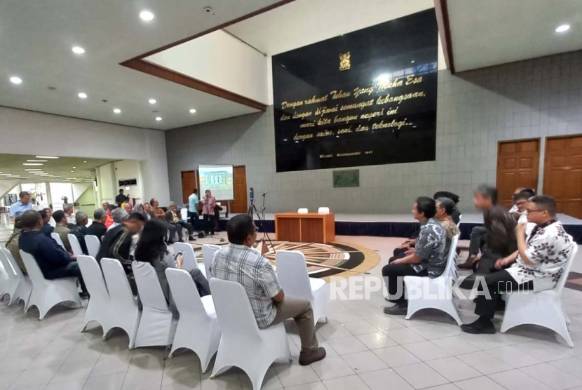 Forum Guru Besar dan Dosen ITB Peduli Demokrasi Berintegritas menyatakan sikap. Guru Besar ITB minta pelaku gambar tak senonoh di acara deklarasi diampuni dosanya.