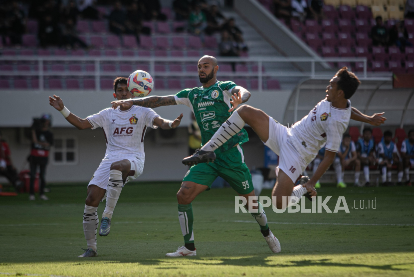 Pesepak bola PSS Sleman Danilo Almaida Alves (tengah) berebut bola dengan pesepak bola Persik Kediri Al Hamra Hehanusa (kanan) dan Yusuf Meilana Fuad Burhani (kiri) pada pertandingan BRI Liga I 2024/2025 di Stadion Manahan, Solo, Jawa Tengah, Senin (19/8/2024). Persik Kediri menang atas PSS Sleman dengan skor 2-0. 