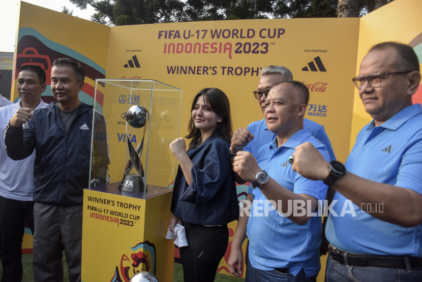 Penjabat Gubernur Jawa Barat Bey Triadi Machmudin (kedua kiri) bersama Wakil Ketua PSSI Ratu Tisha Destria (ketiga kiri) berfoto dengan trofi Piala Dunia U-17 saat dipamerkan pada Trophy Experience Bandung di Taman Cikapayang Dago, Kota Bandung, Jawa Barat, Ahad (22/10/2023). Kegiatan tersebut merupakan rangkaian dari acara Tur Trofi Piala Dunia u-17di empat kota. Hal itu bertujuan untuk mempromosikan sekaligus meningkatkan kesadaran masyarakat terkait gelaran Piala Dunia U-17 2023 yang diselenggarakan pada 10 November 2023 hingga 2 Desember 2023.