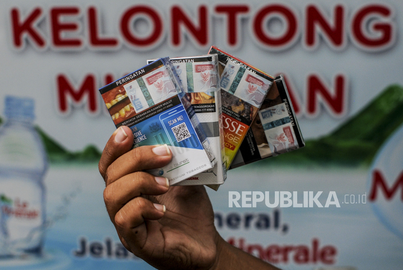 Pedagang menunjukkan bungkus rokok bercukai di Jakarta, Kamis (10/12). Kementerian Keuangan mengumumkan kenaikan tarif cukai rokok sebesar 12,5 persen yang berlaku efektif pada 1 Februari 2021 mendatang. Republika/Putra M. Akbar