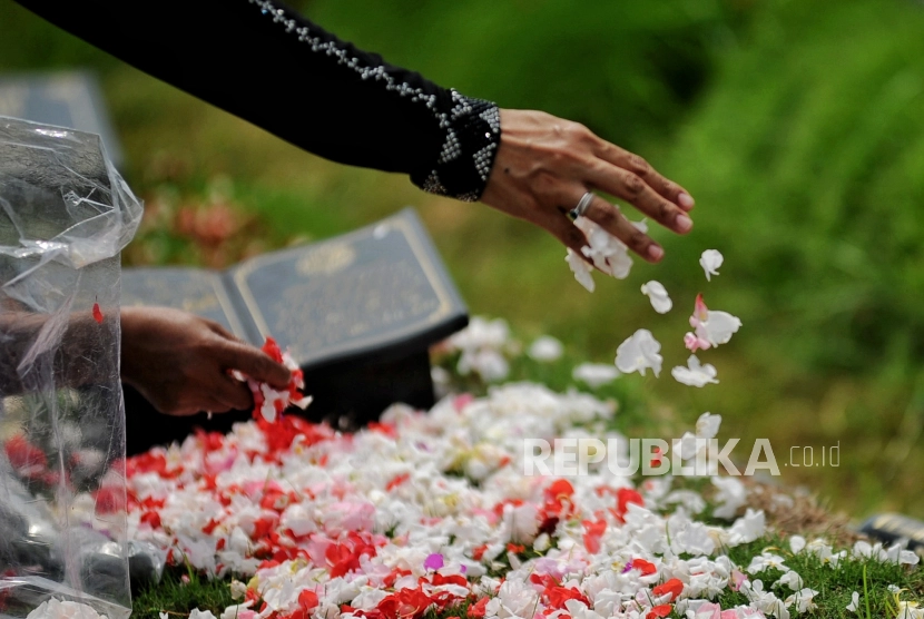 Ziarah Kubur. Menjelang Ramadhan, umat Islam Indonesia memiliki tradisi ziarah kubur kepada orang tua. Doa ziarah kubur dan tata caranya harus sesuai tuntutan Rasulullah.