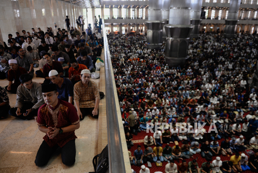 Sejumlah umat Islam berdoa usai melaksanakan Shalat Jumat di Masjid Istiqlal, Jakarta, Jumat (24/3/2023). 