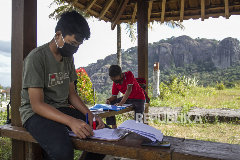 [Ilustrasi] Siswa SMP di Gunung Kidul mengerjakan tugas sekolah dengan memanfaatkan jaringan internet publik.