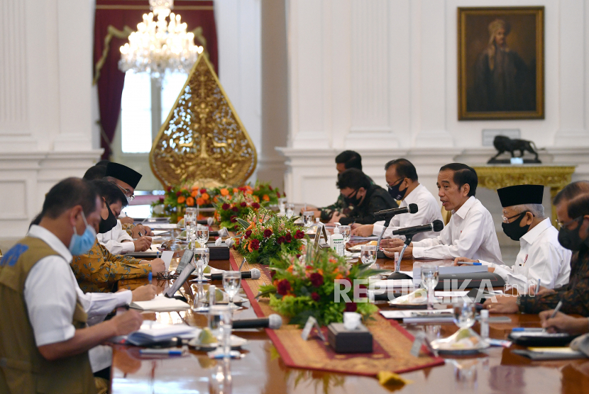 Presiden Joko Widodo (ketiga kanan) memimpin rapat kabinet terbatas mengenai percepatan penanganan dampak pandemi COVID-19 di Istana Merdeka, Jakarta, Senin (13/7/2020). 