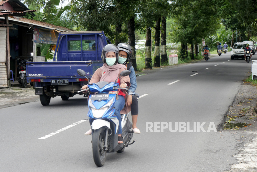 Wajib Menggunakan Masker. Warga beraktifitas menggunakan masker di Sleman, Yogyakarta, Senin (6/4)