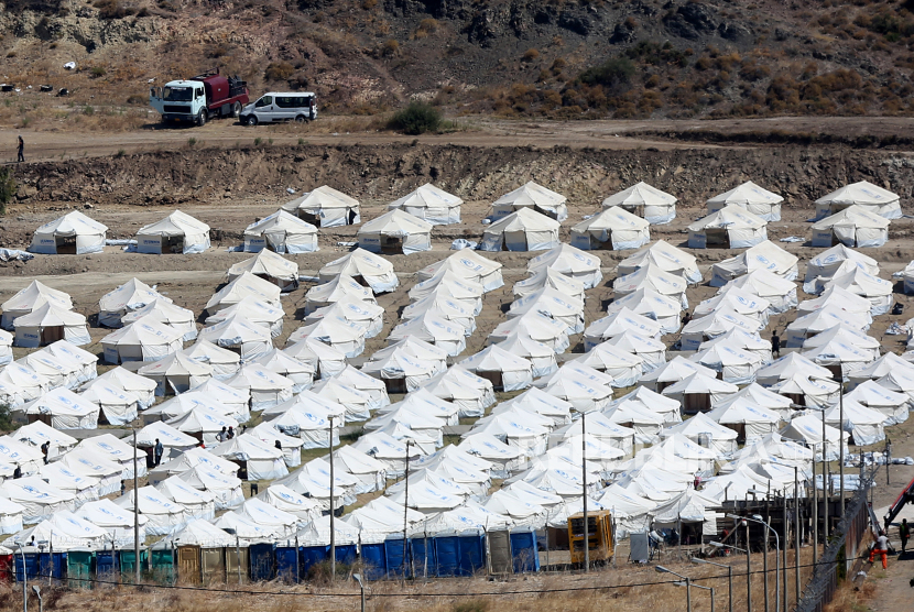 Gambaran umum kamp pengungsi baru di Kara Tepe di pulau Lesbos, Yunani, 13 September 2020. Sekitar dua ratus pengungsi dan pendatang, sebagian besar keluarga sudah memasuki kamp setelah mereka diperiksa untuk Covid-19.