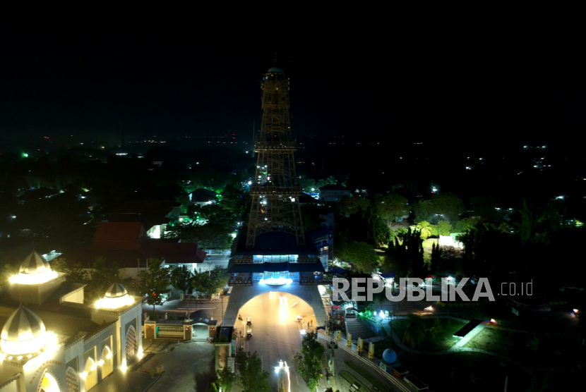 Foto udara suasana kompleks Menara Pakaya yang sepi di Kabupaten Gorontalo, Gorontalo, Ahad (5/4/2020). Pemerintah Kabupaten (Pemkab) Gorontalo telah mengeluarkan surat edaran penerapan jam malam mulai pukul 22.00.