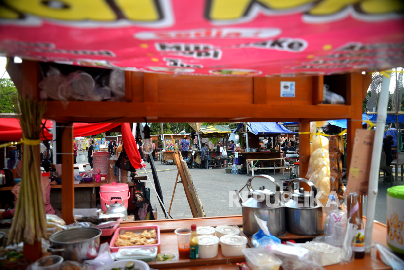 Pengunjung menikmati kuliner angkringan saat Ngayogyakarta Angkringan and Art Festival 2023 di Jogja Expo Center, Ahad (24/9/2023). Sebanyak 51 pedagang angkringan meramaikan acara yang baru pertama kali diadakan ini. Namun, tidak semua angkringan menjual nasi kucing sebagai makanan khasnya. Banyak juga angkringan yang menjual makanan kekinian seperti takoyaki, ramen, jus, minuman olahan susu serta lainnya. Selain berburu kuliner, pengunjung juga diajak menikmati live music serta jaminan tersenyum dengan melihat mural tenda angkringan yang menggelitik. Festival angkringan ini diharapkan bisa mengangkat angkringan yang telah menjadi budaya di Yogyakarta.